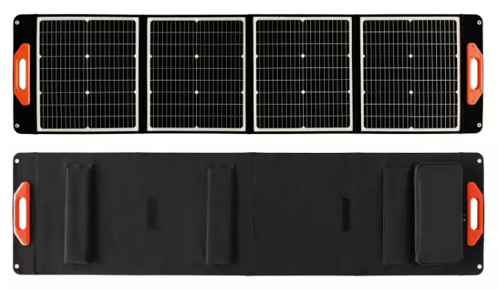 Filas de paneles solares instaladas en una azotea bajo la luz del sol brillante